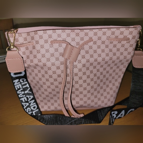 🤩BOGO! Cute small pink bag - Picture 3 of 6